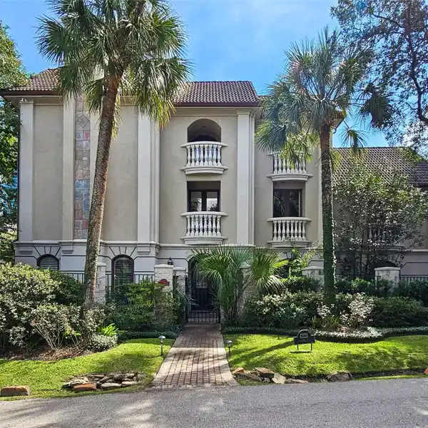 SOPHISTICATED LIVING WITH TIMELESS ARCHITECTURAL ELEGANCE