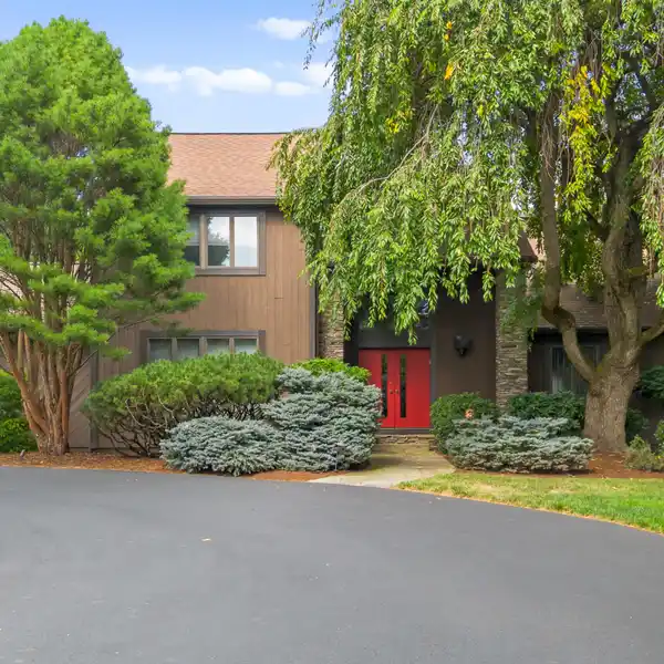 ELEGANT 5,300 SQ. FT. ESTATE ON 3 MANICURED ACRES IN NORTHEASTERN PA