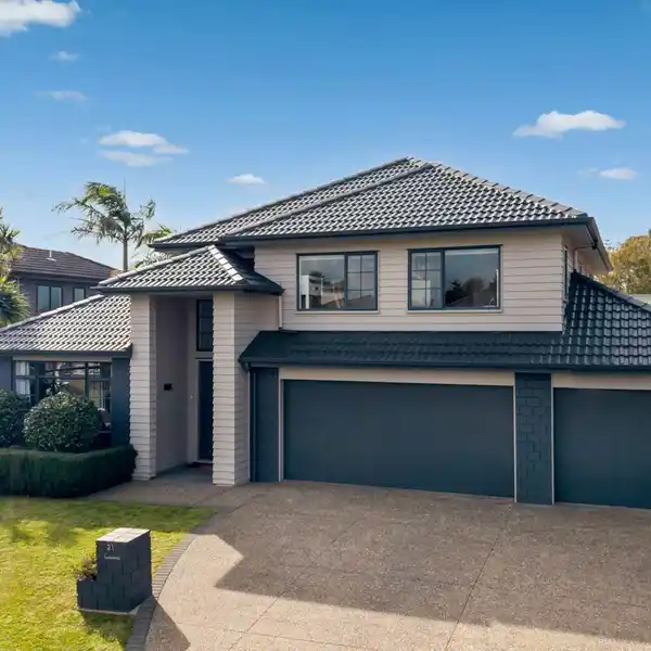 SUBSTANTIAL FAMILY HOME IN SUPERB LOCATION