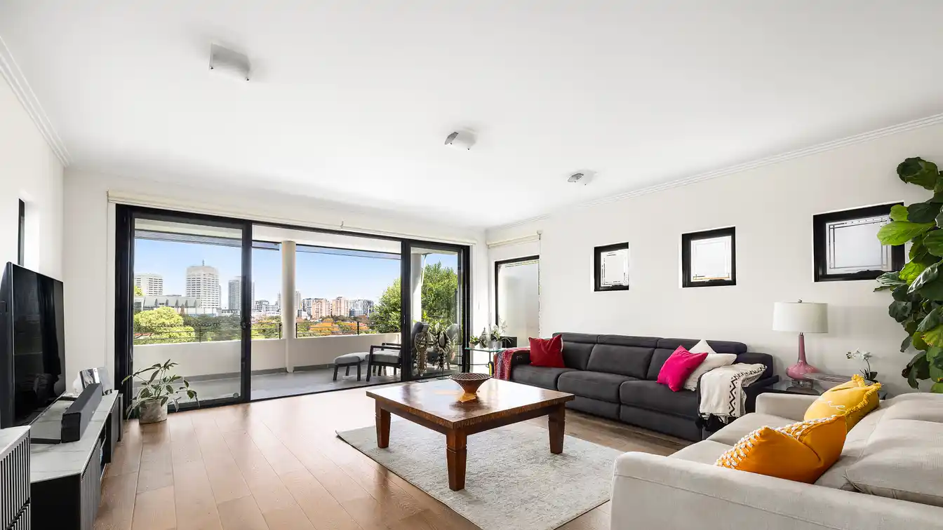 Elegant Full-floor Apartment
