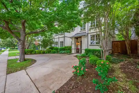 Exceptional Residence in Sought-after Briarwood