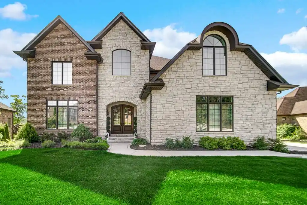 Luxurious Living in a Dynamite Location