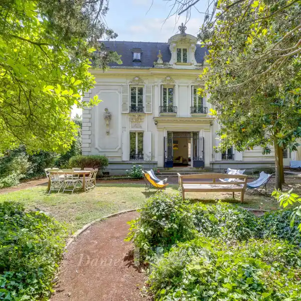STATELY HOME WITH SERENE GARDEN