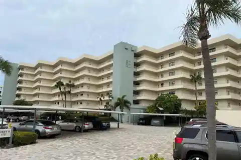 Resort Lifestyle in This Siesta Key Oasis