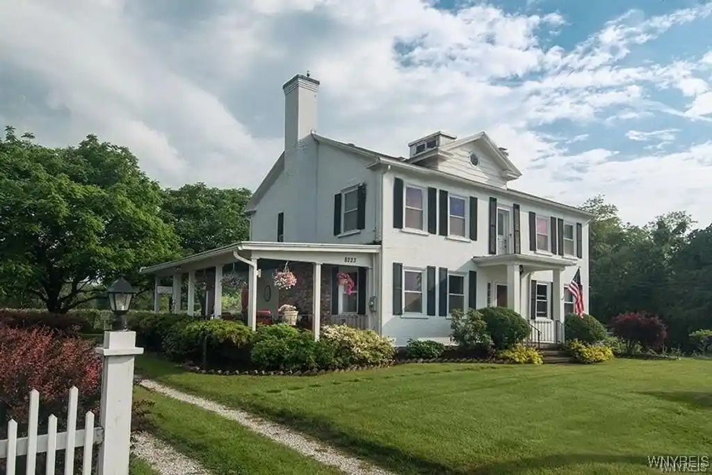 Beautiful 1830 Colonial Farmhouse