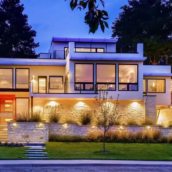 SUSTAINABLE ELEGANCE: A HILLSIDE HAVEN OF INNOVATION, LUXURY, AND ARCHITECTURAL HARMONY