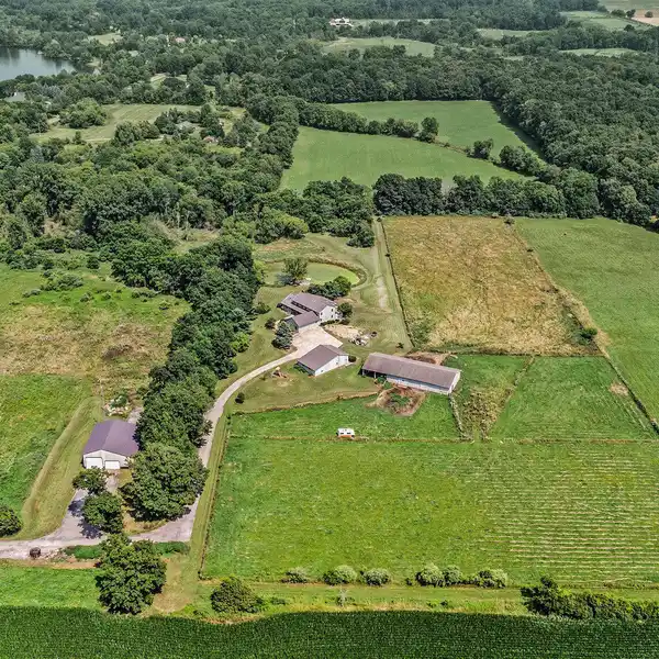 BEAUTIFUL COUNTRY ESTATE ON ALMOST 28 ACRES