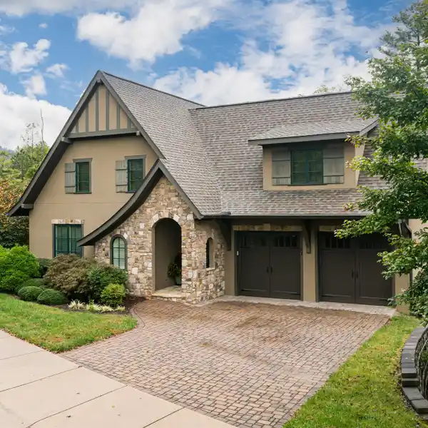 EUROPEAN-STYLE COTTAGE IN A PICTURESQUE SETTING