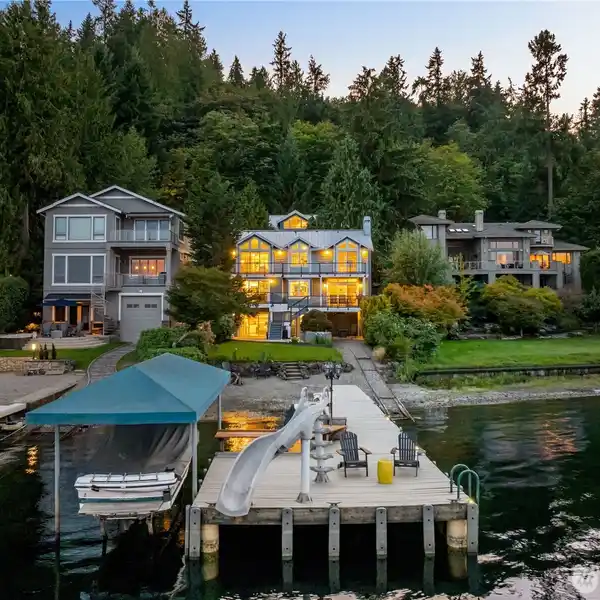 EXTRAORDINARY LAKEFRONT LIFESTYLE