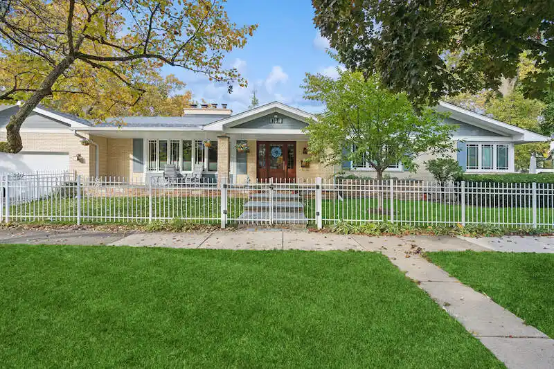 Charming Mid-century Modern Ranch in East Wilmette