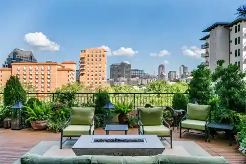 Beautiful Fourth-Floor Residence with Treetop and Downtown Views