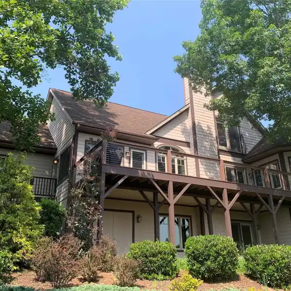 CONTEMPORARY MOUNTAIN HOME IN THE PRESTIGIOUS REEMS CREEK GOLF COMMUNITY