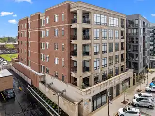 Stylish Penthouse with Chicago Skyline Views