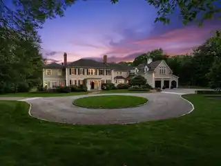 Elegance and Comfort on 7.4 Acres