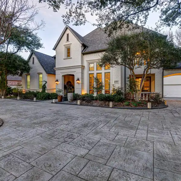 STATELY HOME ON THE MOST DESIRABLE LOT IN OAKDALE