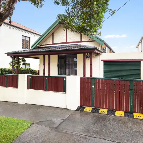 CLASSIC PERIOD HOME WITH PRIME PARKSIDE LOCATION