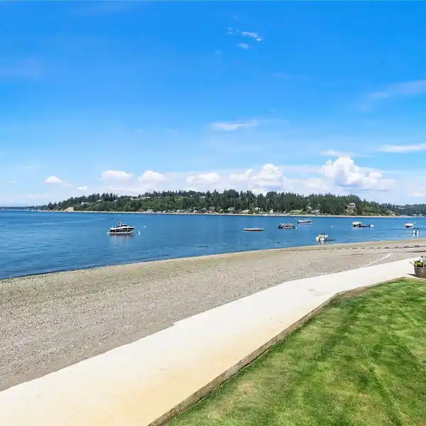 THE ULTIMATE IN LUXURY WATERFRONT LIVING