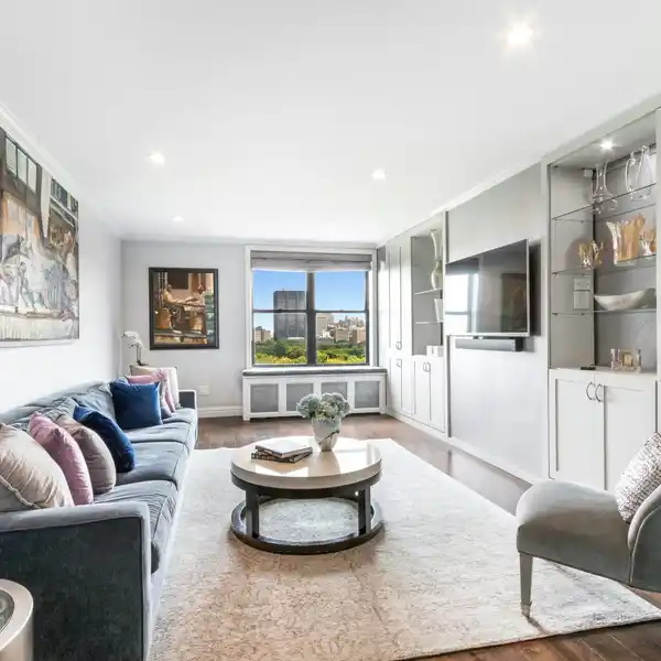 BEAUTIFULLY RENOVATED CLASSIC 6