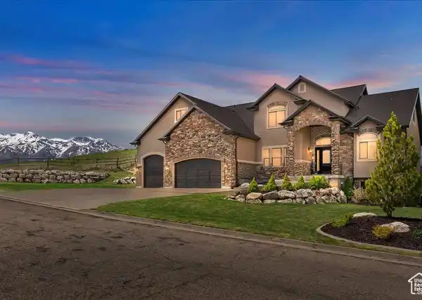 INVITING MOUNTAIN GREEN HOME