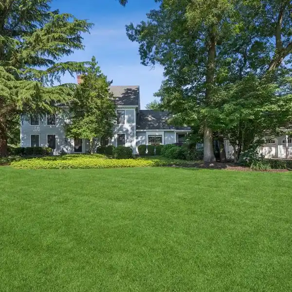 CASUALLY ELEGANT HOME IN PEACHTREE POINT