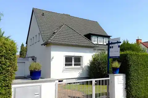 Detached Single-Family House in a Prime Residential Area