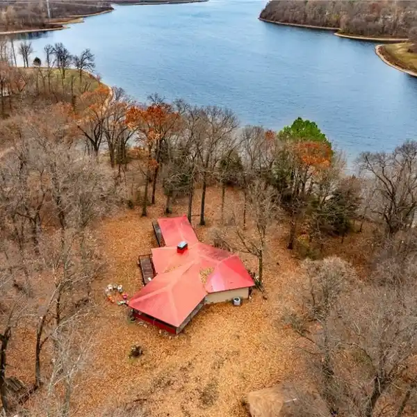 CHARMING LAKEFRONT GENTLEMAN'S FARM