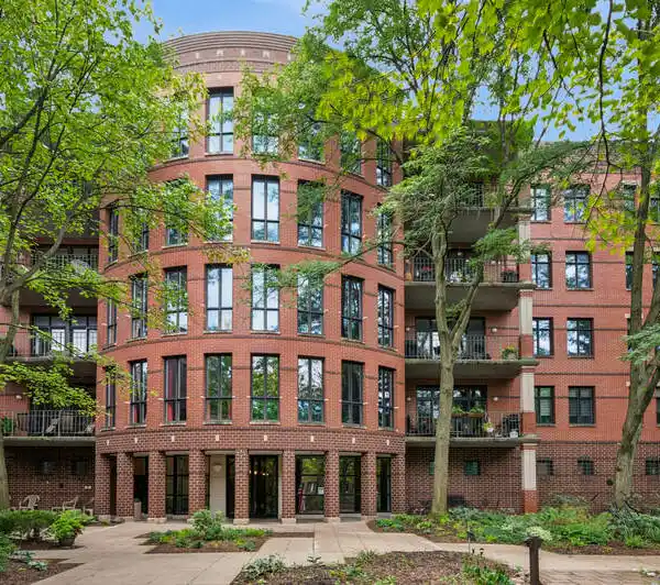 RENOVATED TOP-FLOOR CONDO IN A BOUTIQUE BUILDING