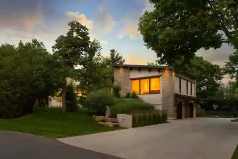 Modern Bungalow on Spacious Lot