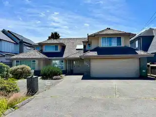 Oversized Home Steps from Garry Point Park