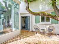 BOURGEOIS HOUSE WITH TERRACE AND PAVED COURTYARD IN THE GOLDEN TRIANGLE