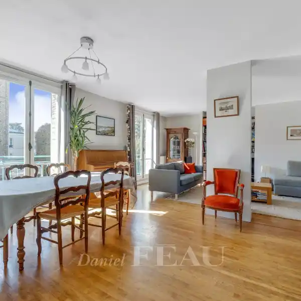 LOVELY FIVE BEDROOM APARTMENT