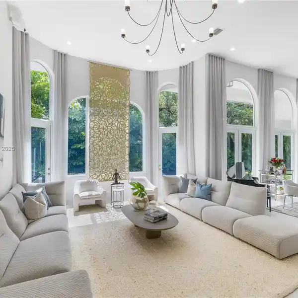 GATED SINGLE-STORY RESIDENCE IN PRIME NORTH PINECREST