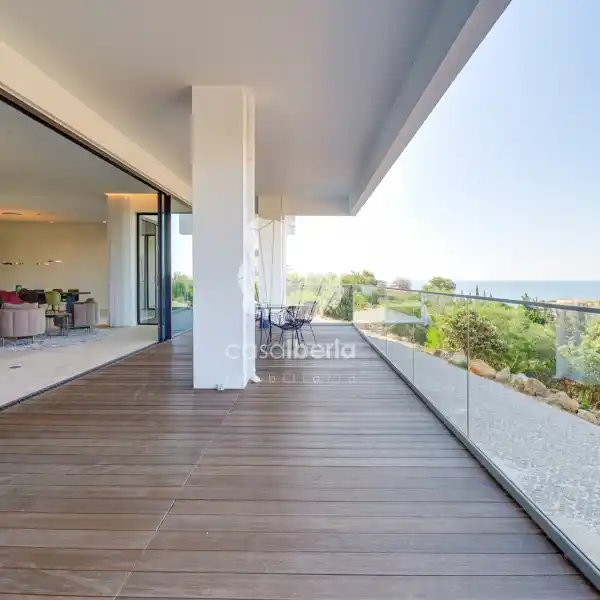 LUXURY AND SOPHISTICATION BY THE SEA