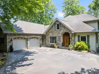 Exquisite Mountain Retreat with Expansive Living