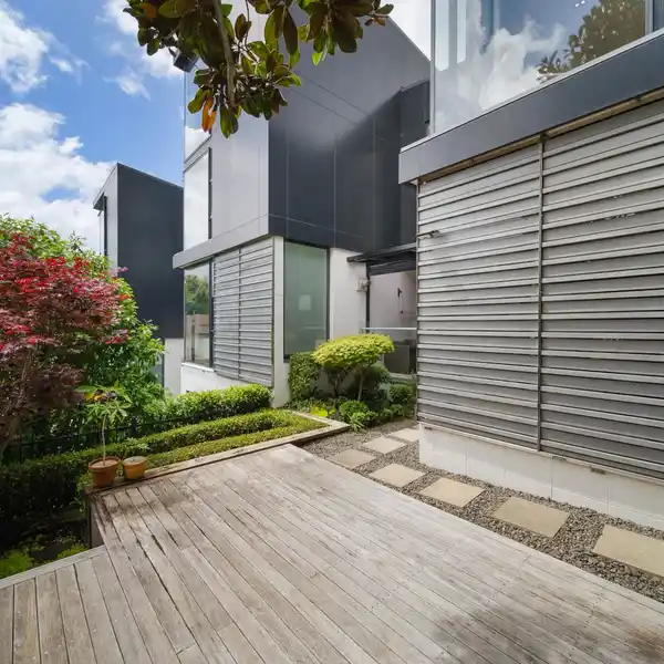 MODERN LUXURY TOWNHOUSE IN AN EXCLUSIVE BOUTIQUE DEVELOPMENT