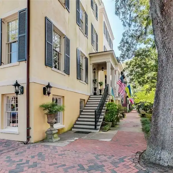 PRISTINE SAVANNAH PENTHOUSE IN IDEAL HISTORIC DISTRICT