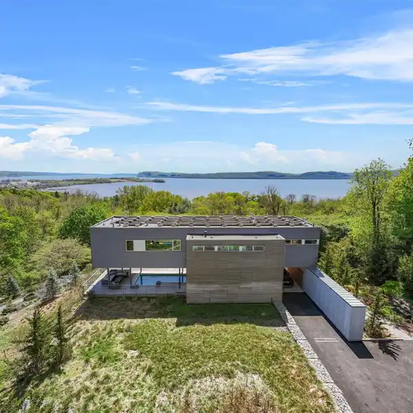ARCHITECT-DESIGNED HOME WITH SPA-LIKE RETREAT