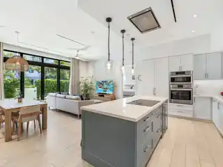 Luxury Garden Residence Steps from Seven Mile Beach