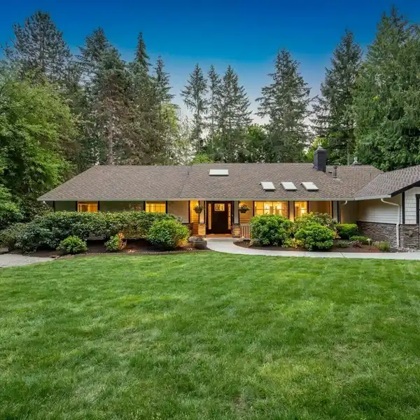 ONE-STORY BRIDLE TRAILS HOME