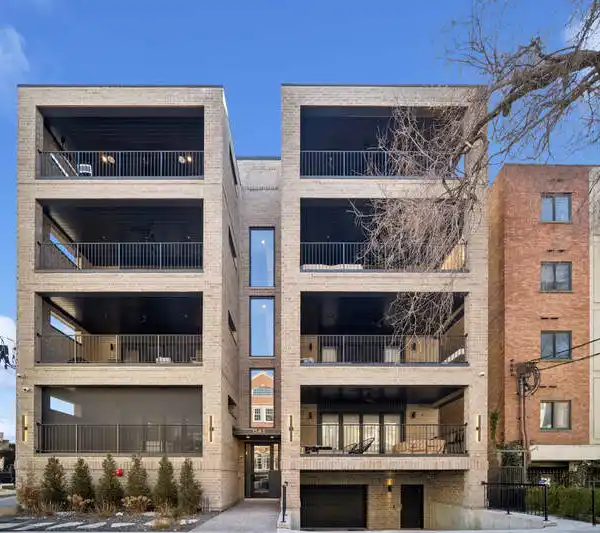 DESIGNER PENTHOUSE WITH EXPANSIVE ROOFTOP OASIS