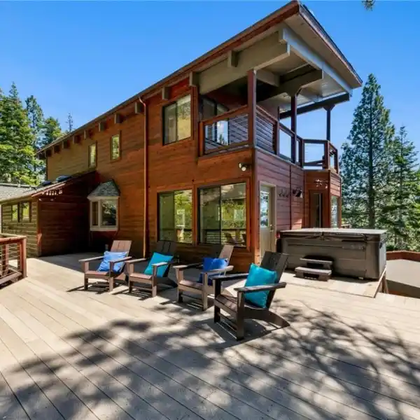 MOUNTAIN RETREAT WITH LAKE VIEWS