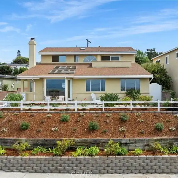 BRIGHT AND AIRY HOME IN THE UPPER HOLLYWOOD RIVIERA