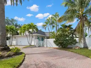 Coastal Contemporary Retreat with Elegant Indoor-Outdoor Living