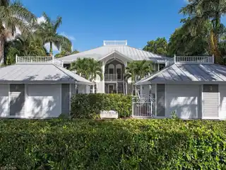 Stylish Unit in Prime Gulfwalk Location