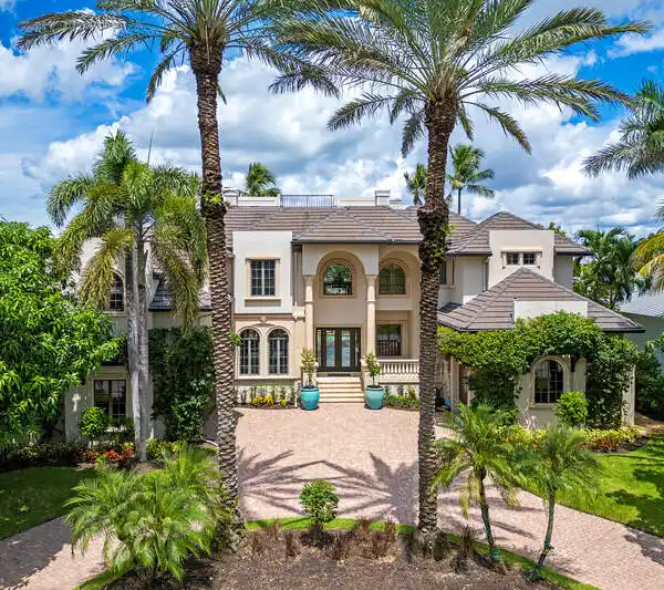 MASTERFULLY DESIGNED HOME IN THE HEART OF COASTAL NAPLES