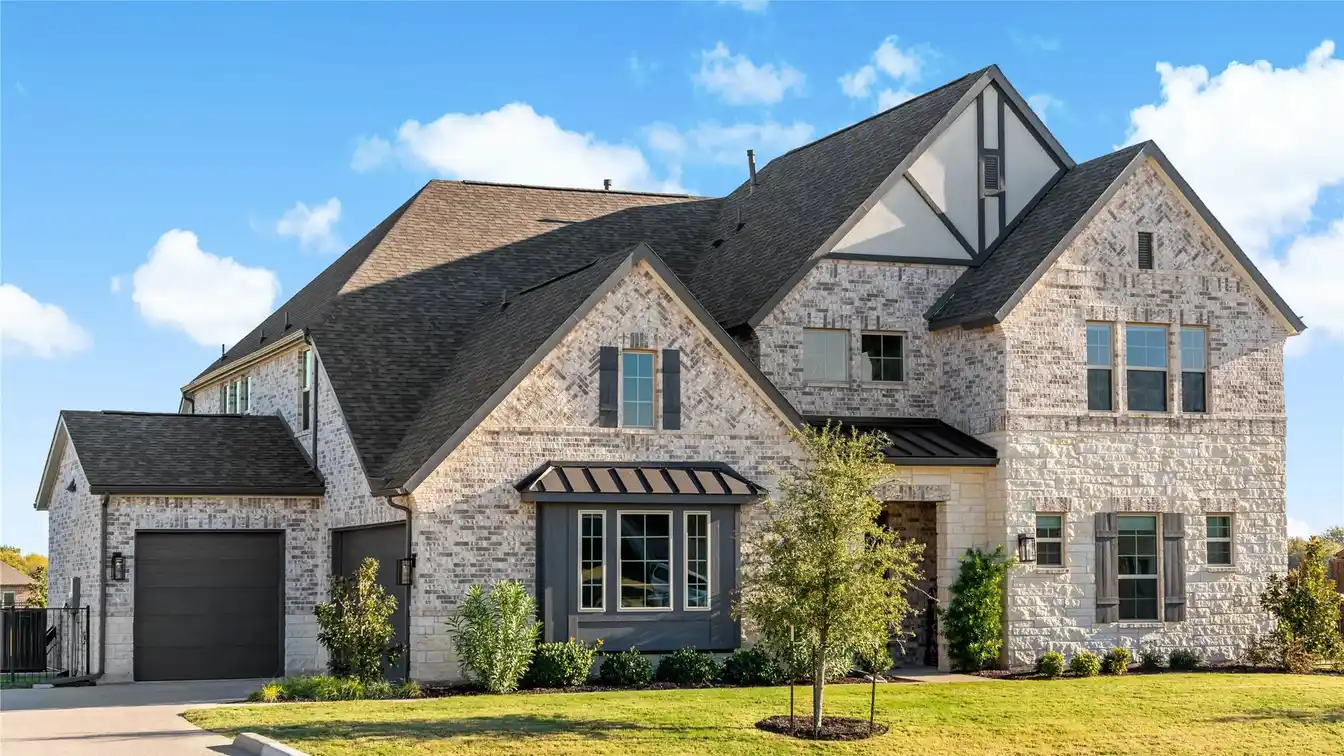 Luxury Living in Lakeview Downs