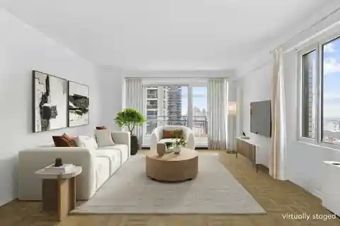 Rare Four-bedroom in Full-service Landmark