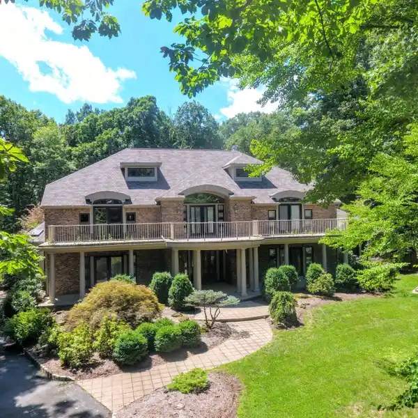 EXQUISITE FIVE BEDROOM HOME