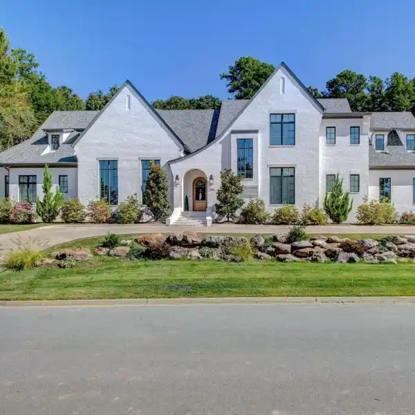 PRIVATE ESTATE WITH RESORT-STYLE POOL