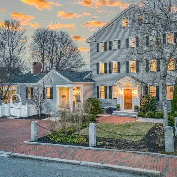 FEDERALIST MASTERPIECE ON A TRANQUIL STREET